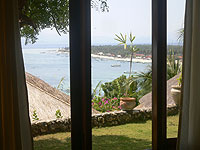 Pemandangan ke Laut dari Kamar di Coconut Beach Resort Nusa Lembongan Bali
