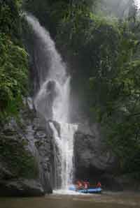 Rafting atau arung jeram di sungai ayung Bali