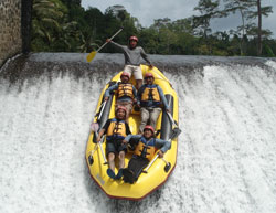 Rafting atau arung jeram di sungai ayung Bali